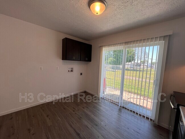 Building Photo - 892 Haller St