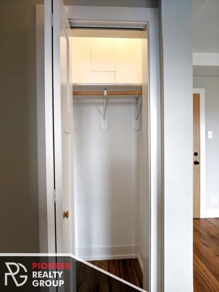 Building Photo - 556 W Arlington Pl