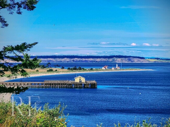Building Photo - Stunning Water-View Haven and Stress-free ...