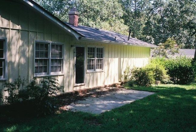 Building Photo - 205 Pinetree Dr
