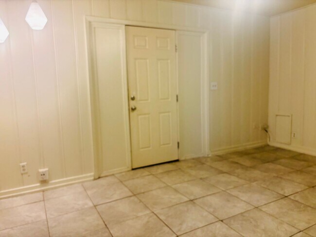 Building Photo - 2710 E Benwood Dr