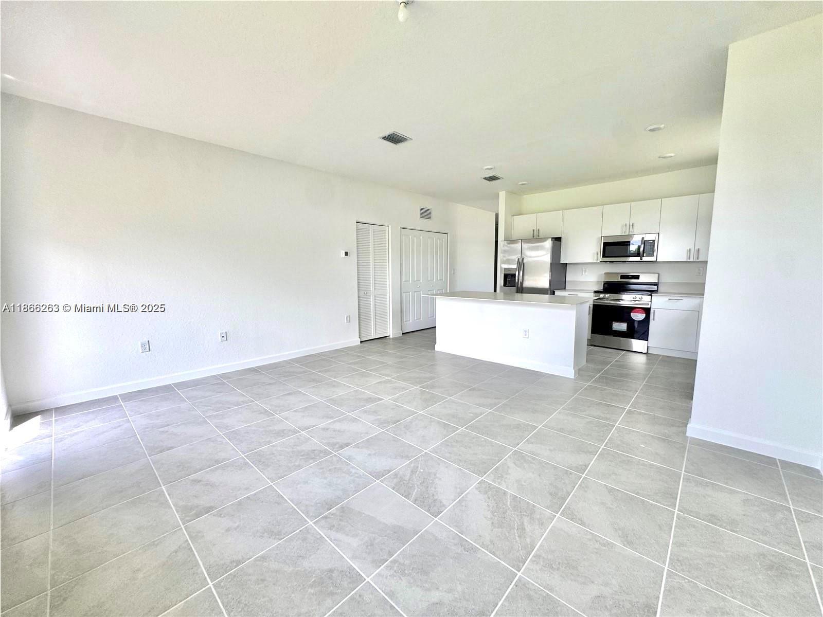 Building Photo - 2990 SE 23rd Ave