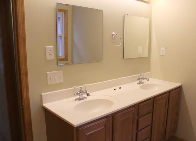 Building Photo - Spacious, 5bd, 2.5 renovated home in Midway!! AVAILABLE NOW