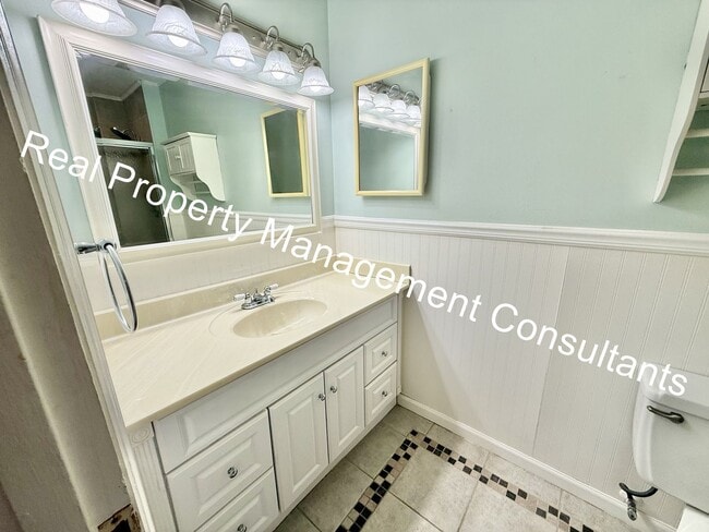Building Photo - Beautiful Condo on the Plaza with City Vie...
