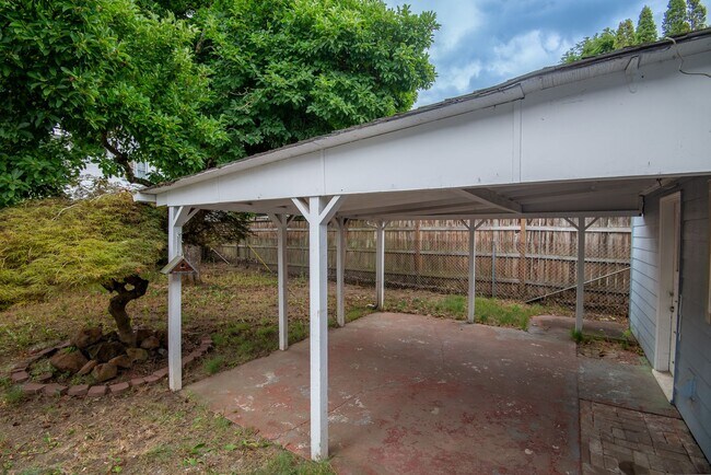 Building Photo - Single-level Home Near Salem's revitalized downtown