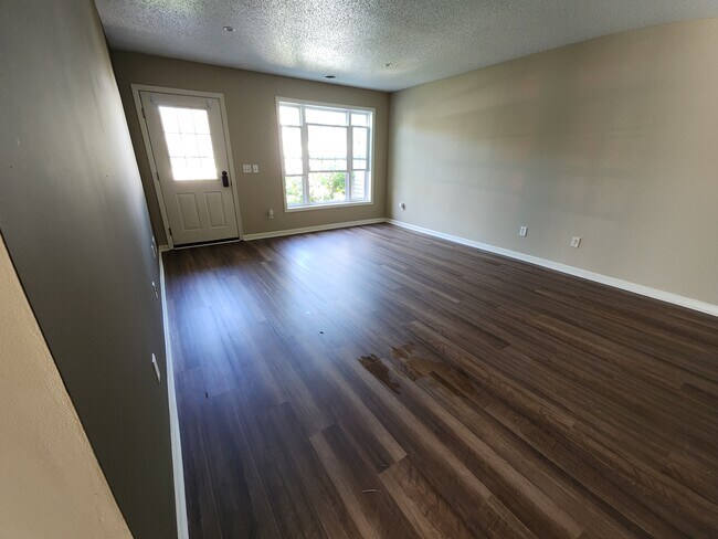 Building Photo - 320 Wagon Wheel Ln