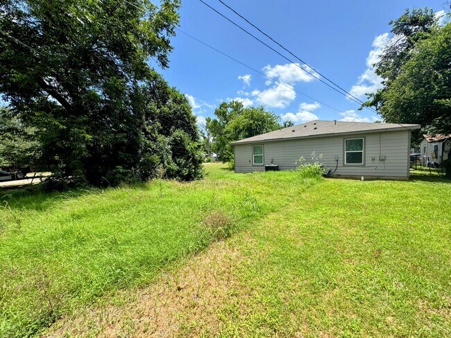 Building Photo - 306 S 23rd St