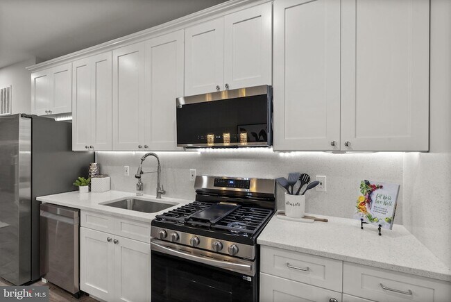 Building Photo - 518 N Lakewood Ave