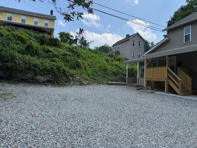 Building Photo - Center Avenue Triplex