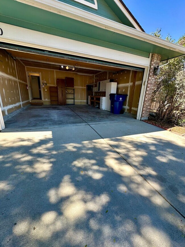 Building Photo - BEAUTIFULLY UPDATED 3BD HOME NEAR FORT CARSON