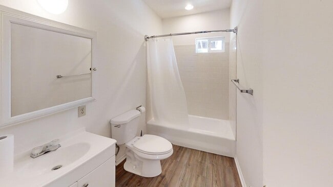 Building Photo - Charming 2 bedroom 1 bath on Large Lot!!