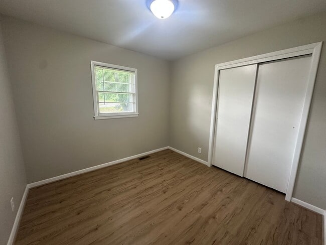 Building Photo - Charming Home in Saks