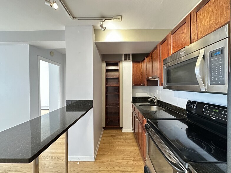 Building Photo - 4180 N Marine Dr
