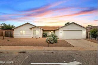 Building Photo - Gorgeous Remodeled Home w/Community Pool i...