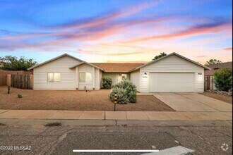 Building Photo - Gorgeous Remodeled Home w/Community Pool i...