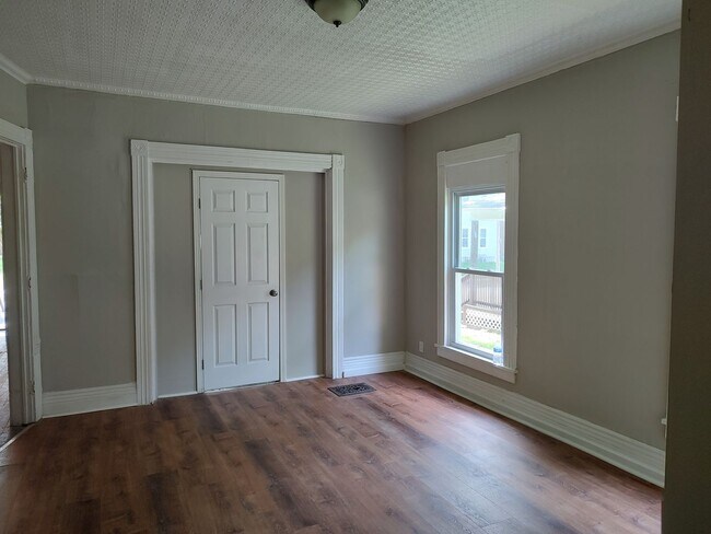 Building Photo - Newly renovated 4 bedroom duplex