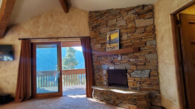 Building Photo - 7104 Canyon Dr