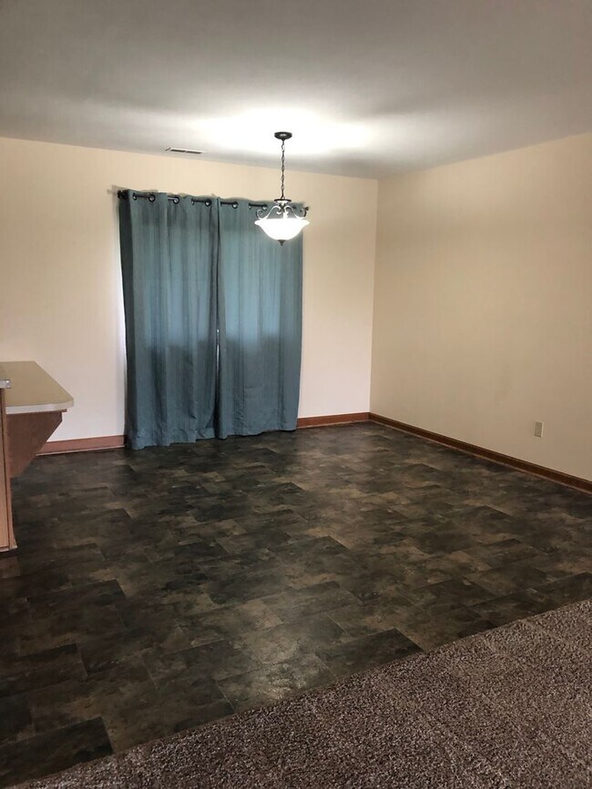Building Photo - 2 Bedroom / 1.5 Bath Condo