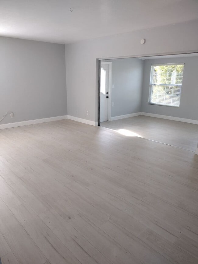 Building Photo - Adorable UPDATED 1 bedroom 1 Bath home with bonus Room