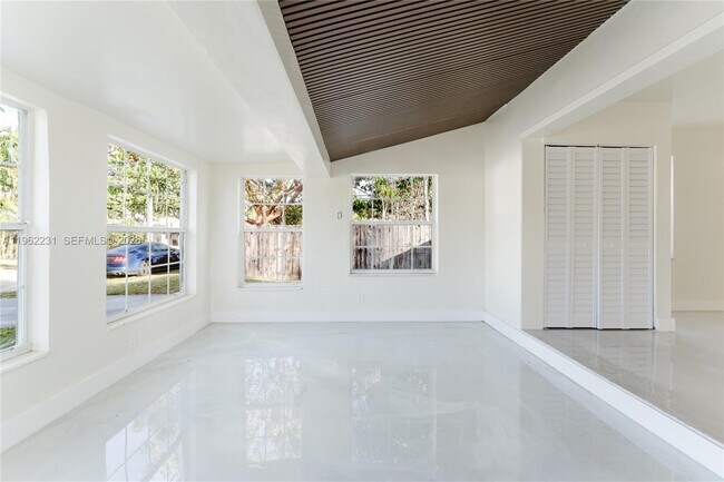 Building Photo - 1621 S 16th Ave