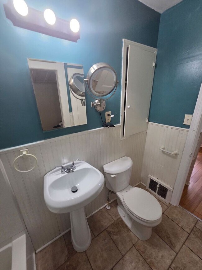 Building Photo - Beautiful 1 Bedroom 1 Bathroom Home in Raytown!