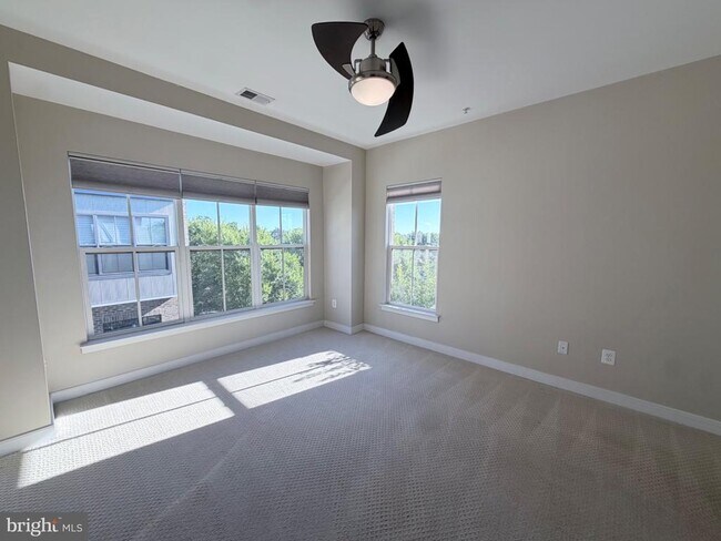 Building Photo - 4560 Longfellow St