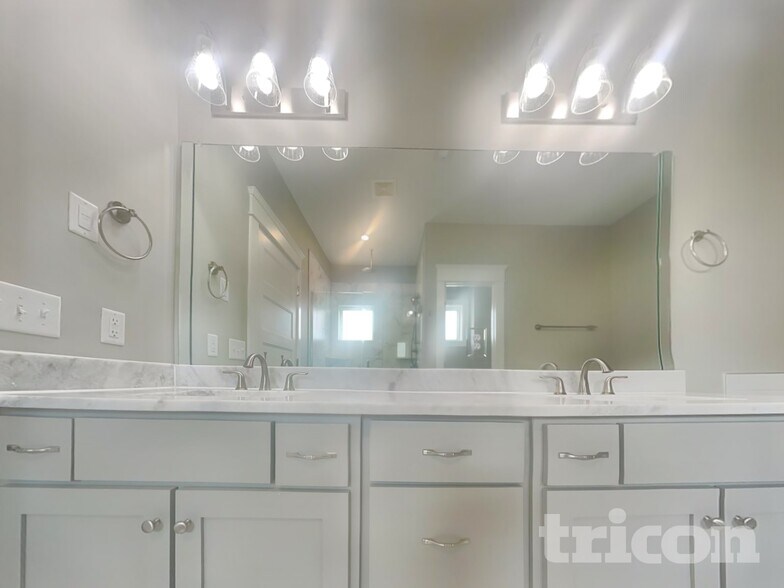 Building Photo - 6817 Charlotte Pike