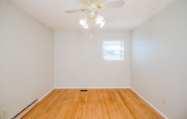 Building Photo - 240 Maywood Dr