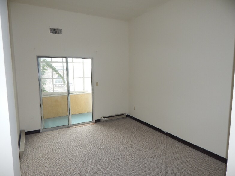 Building Photo - 212 3rd St