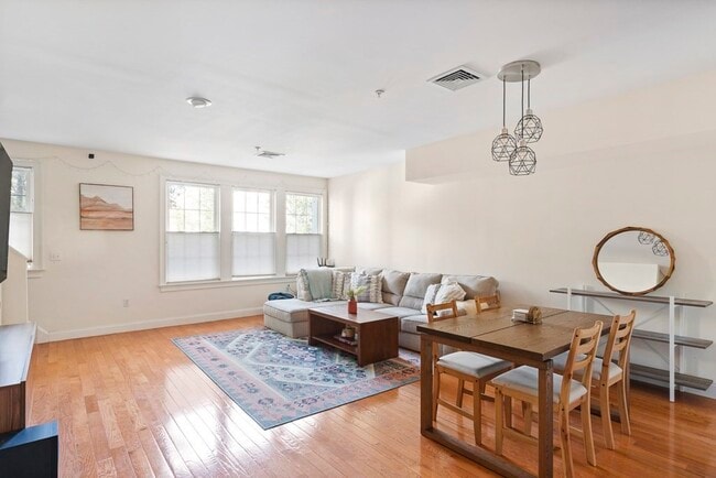 Building Photo - 122 E Squantum St