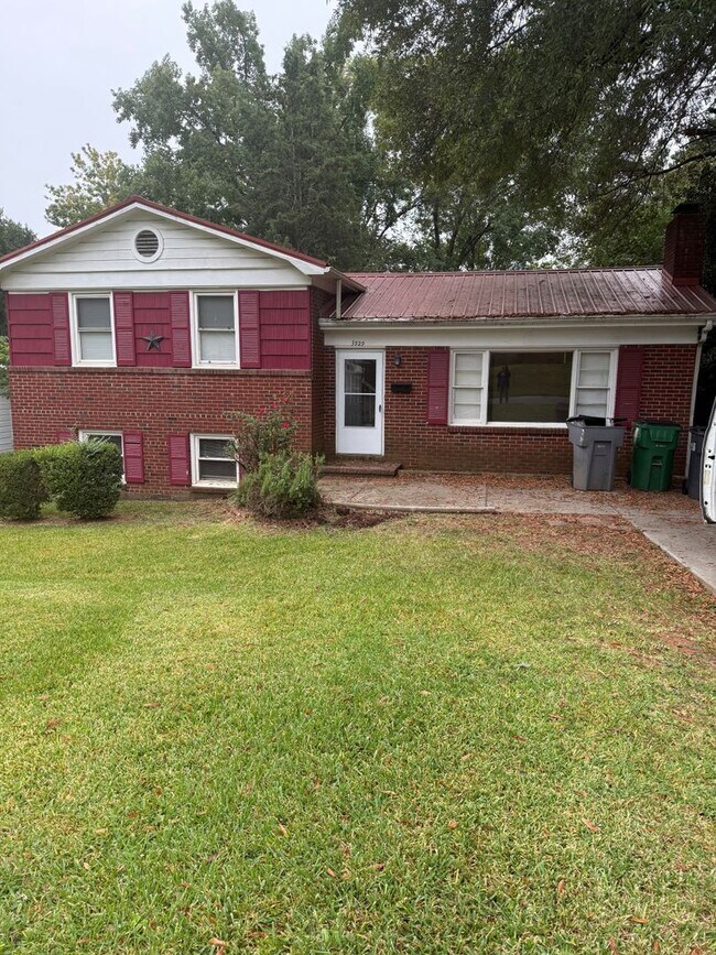 Primary Photo - 4 bedroom 2 bathroom house