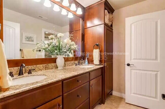 Building Photo - 2705 SW Glenn Ridge Rd