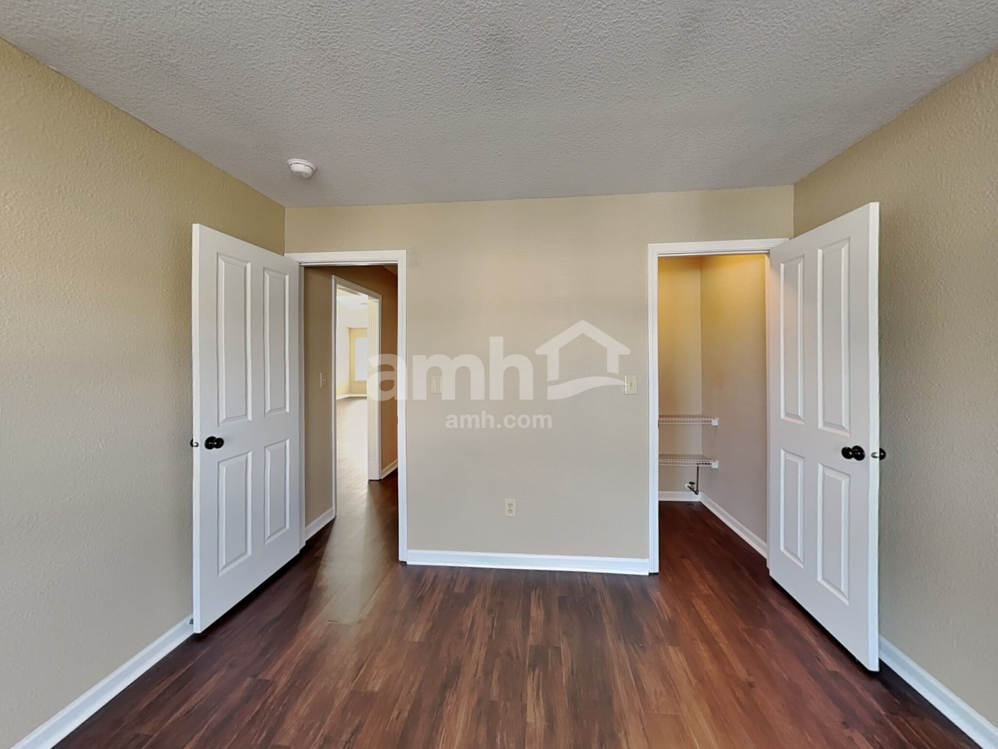 Building Photo - 220 Longview Bend