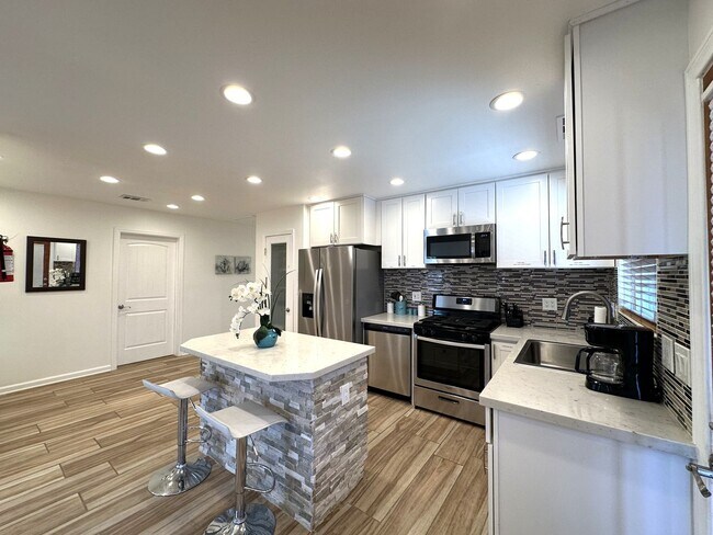 Building Photo - AVAILABLE NOW!! 3 BEDROOM 3 BATHROOM HOME IN JOSHUA TREE!