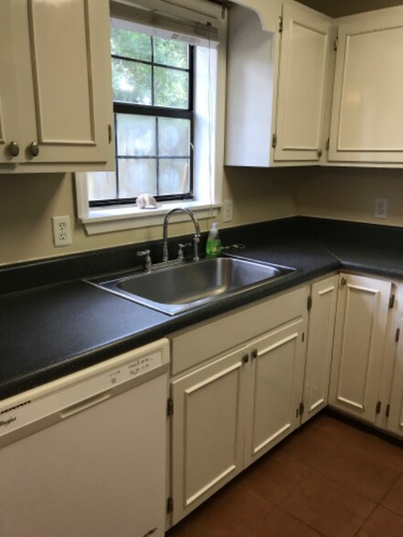 Building Photo - 202 Island Dr