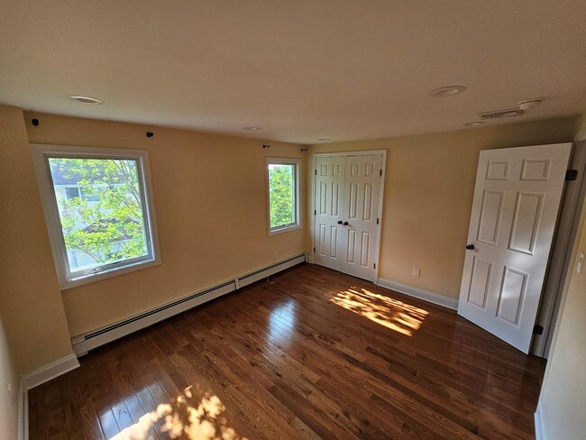 Building Photo - 10 Covert St