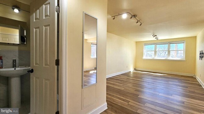 Building Photo - 2806 Ryerson Pl