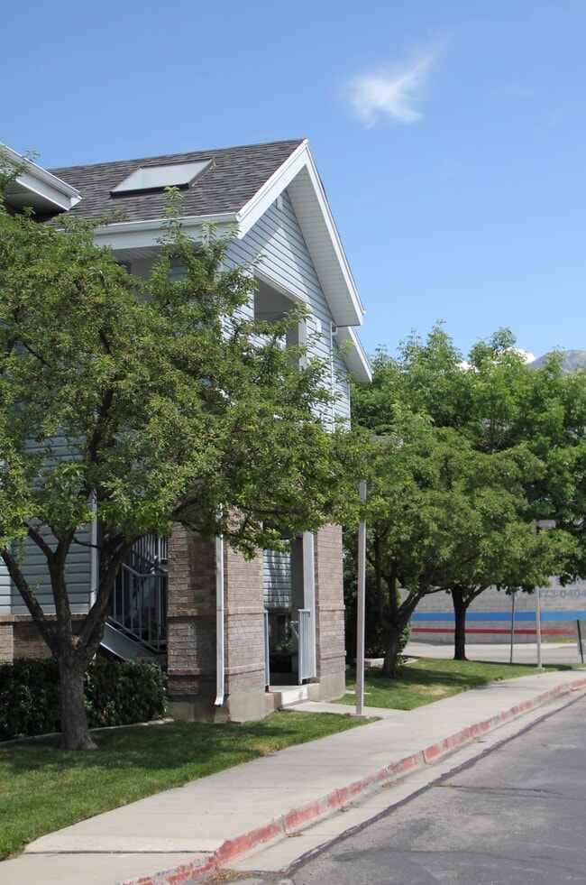 Building Photo - 1533 Riverside Ave