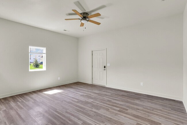 Building Photo - Escape to Serenity: Experience the Charm of our One-Bedroom Cottage!