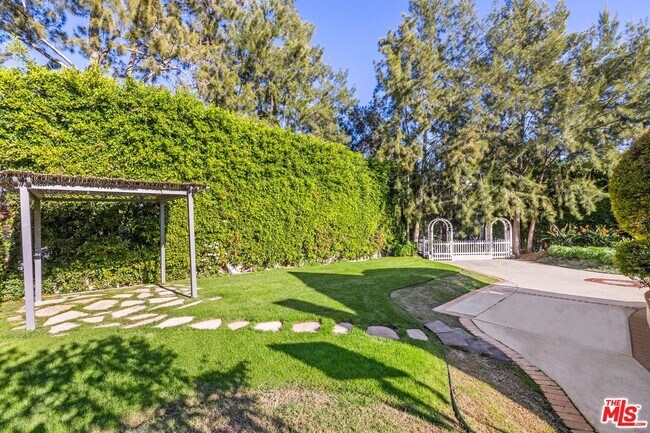 Building Photo - 1050 Centinela Ave