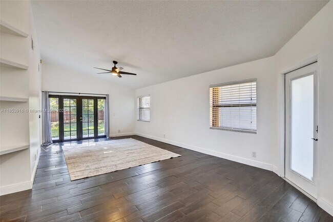 Building Photo - 581 Lakeside Cir