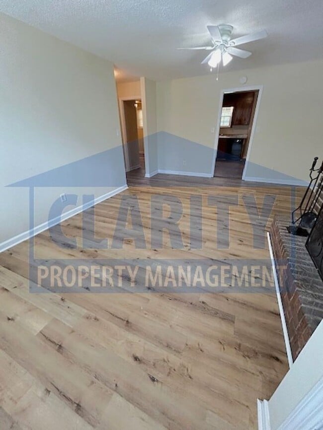 Building Photo - Two bedroom townhome with fenced in backyard!