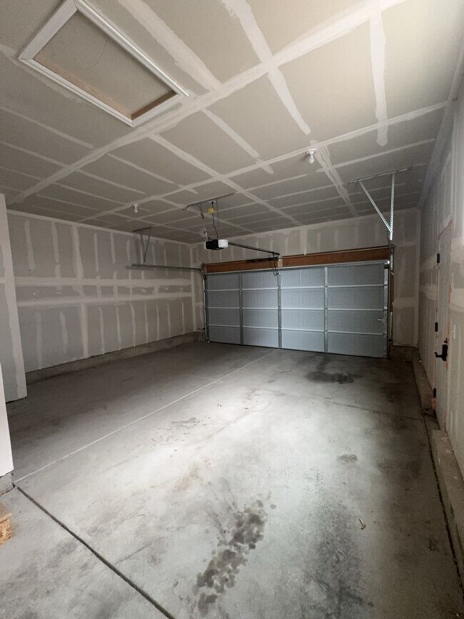 Building Photo - 3 Bed. 2 Bath, 2 Car Garage in Promontory