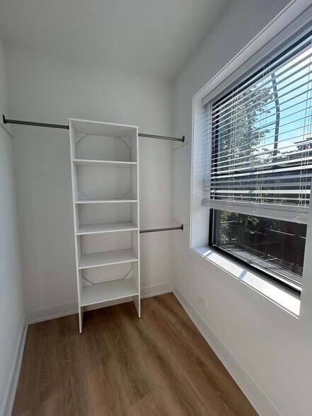Building Photo - 423 W Belden Ave