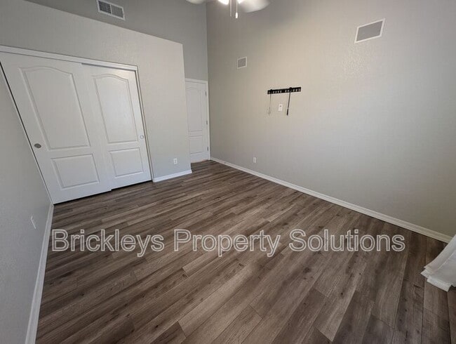 Building Photo - 9213 E Wood Dr