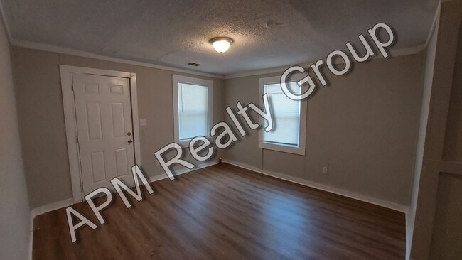 Building Photo - Renovated house in Melrose Heights