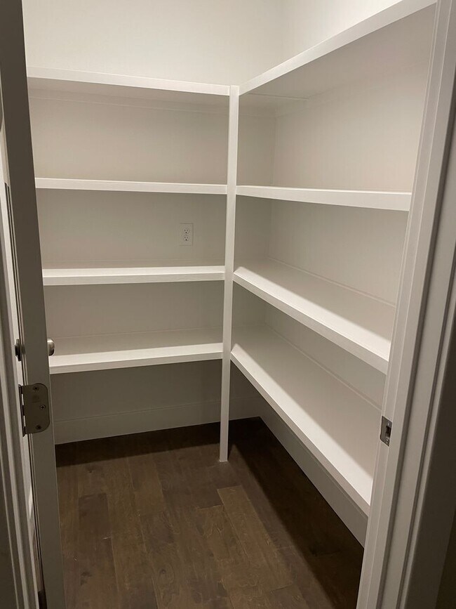 Building Photo - ****MOVE-IN SPECIAL**** Gorgeous 4Bedroom ...
