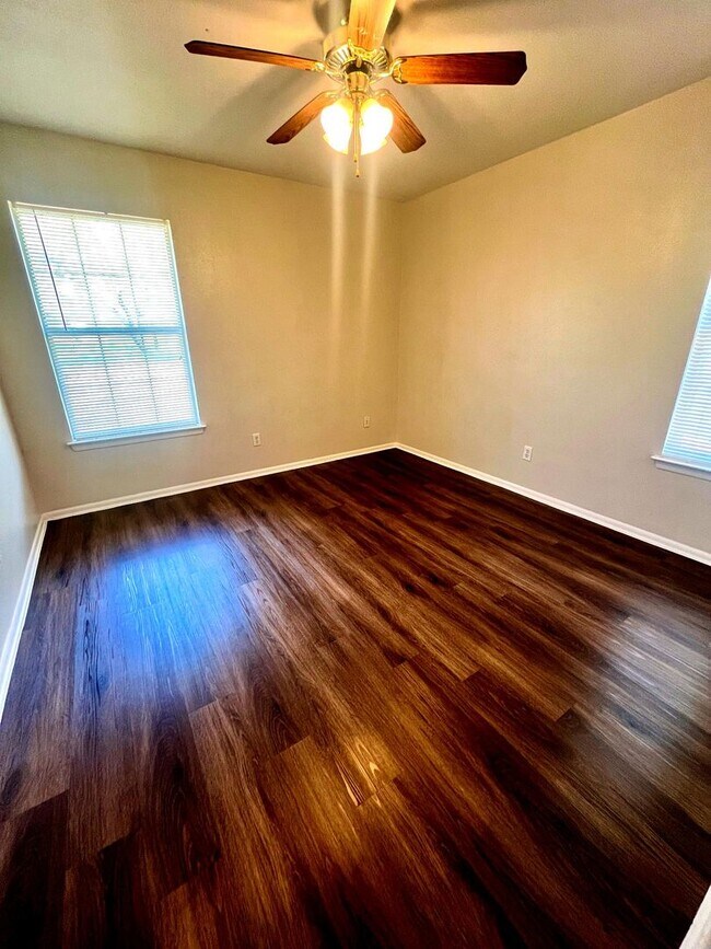Building Photo - 2 Bedroom / 1 Bath **Cozy Unit in Pleasant...