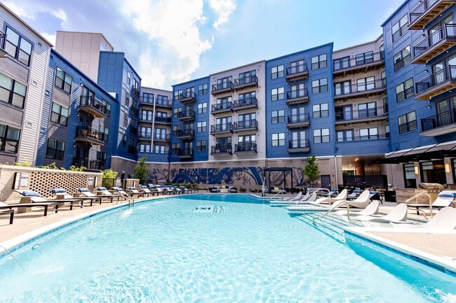 Building Photo - 2039 Woodburn Ave