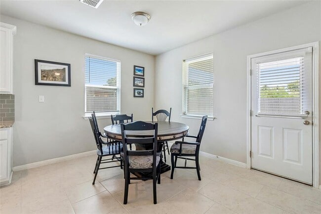 Building Photo - 112 Silver Springs Bend